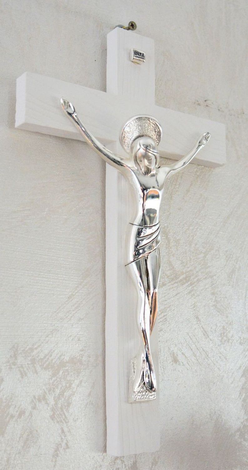Krzyż na ścianę biały – posrebrzana pasyjka PVD (Miro-Silver), drewno VR 182932ARG.jpg